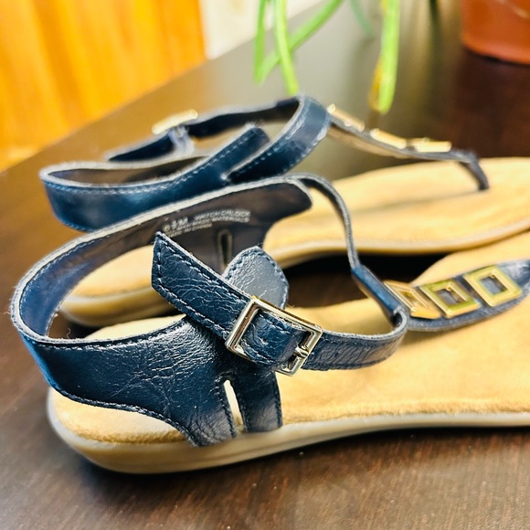Aerosoles Navy Thong Sandals with Gold Detailing | Size 6.5 - Picture 10 of 13